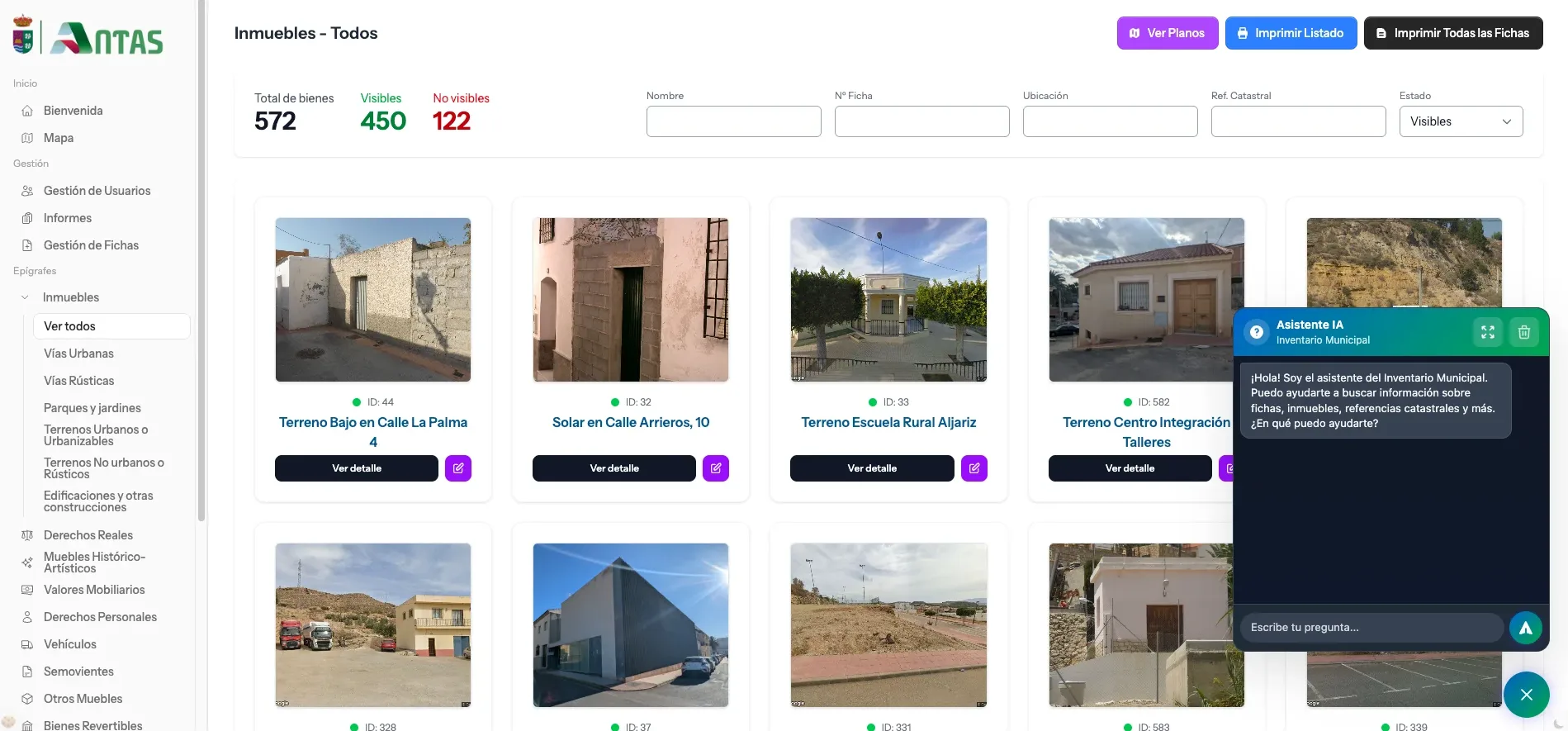 Panel de gestión de bienes inmuebles con fichas, filtros y asistente IA